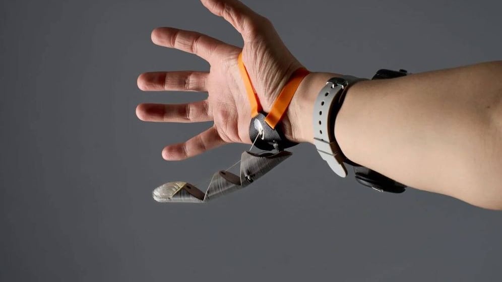 Un grupo de científicos de Cambridge han creado un tercer pulgar con una prótesis robótica, mejorando la destreza manual de quien lo prueba.