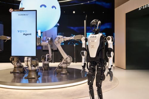 El futuro es IA: HONOR estrena una tienda atendida por su asistente YOYO