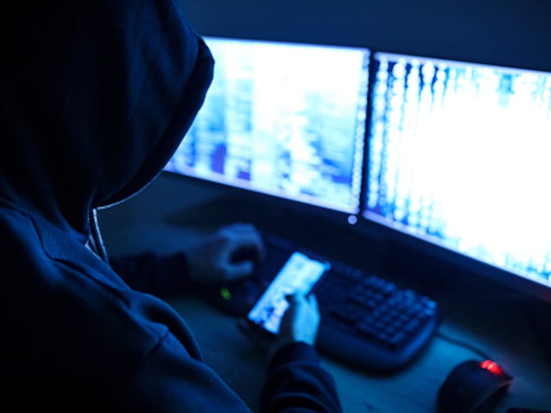 El código del engaño: Cómo funciona el desvío silencioso de llamadas que burla la seguridad bancaria