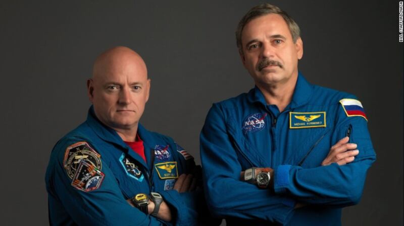 El astronauta de la NASA y el cosmonauta ruso pasaron 340 días en la Estación Espacial Internacional.