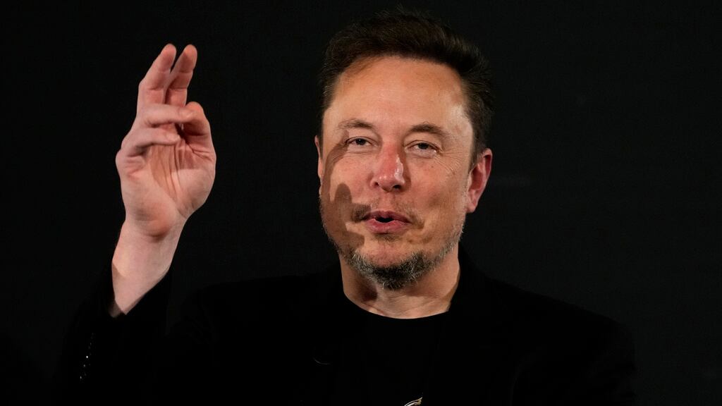 ARCHIVO - Elon Musk, dueño de la red social X, gesticula durante un evento con el primer ministro británico Rishi Sunak en Londres, 2 de noviembre de 2023. (AP Foto/Kirsty Wigglesworth, Pool, File)
