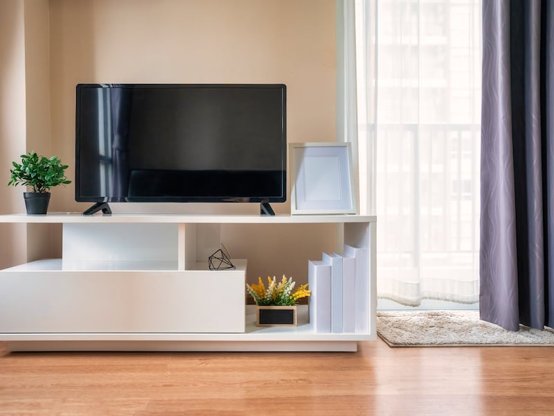 Higiene de Hardware: El protocolo definitivo para limpiar pantallas 8K y OLED sin destruir sus nano-revestimientos