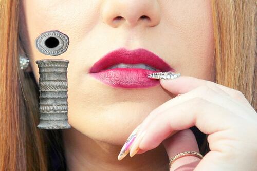 Excavación de arqueólogos encuentra un lápiz labial de hace 4.000 años ¿Es el primer maquillaje de la historia?