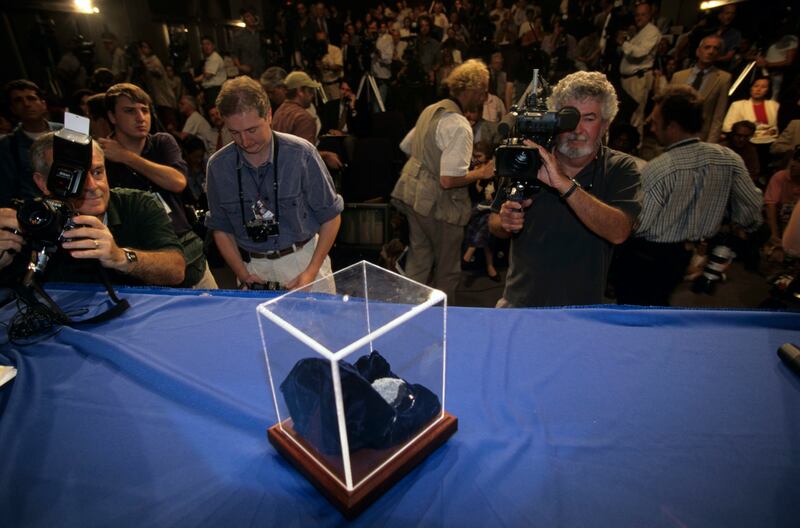 El meteorito ALH 84001, que presuntamente tenía señales de vida extraterrestre, pues contaba con una especie de bacteria que había llegado desde Marte a la Tierra hace 13 mil años.