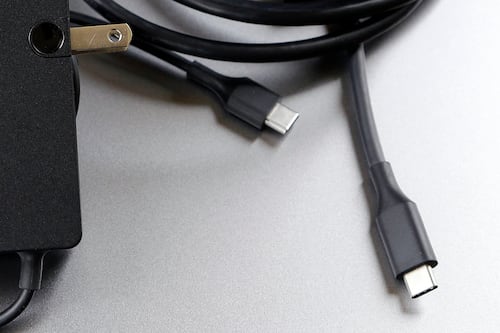 ¿Tu cable USB-C es carga rápida o video 8K? Aprende a leer los símbolos ocultos