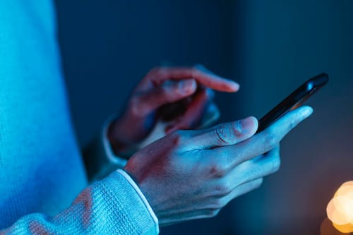 ¿Apagas tu móvil cada semana? El sencillo truco que podría salvarte de los hackers