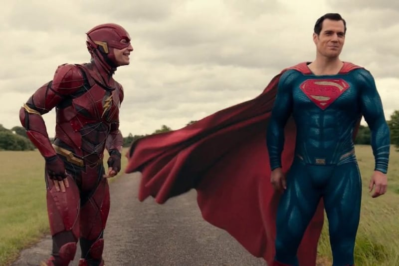 Sigue la eterna crisis con la producción de The Flash y ahora se habría sumado a Henry Cavill como Superman para aparecer en nuevas escenas improvisadas.
