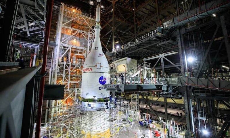 Nave espacial Orion para la misión Artemis, en el Centro Espacial Kennedy en Merritt Island, Florida. Foto: EFE/ Frank Michaux