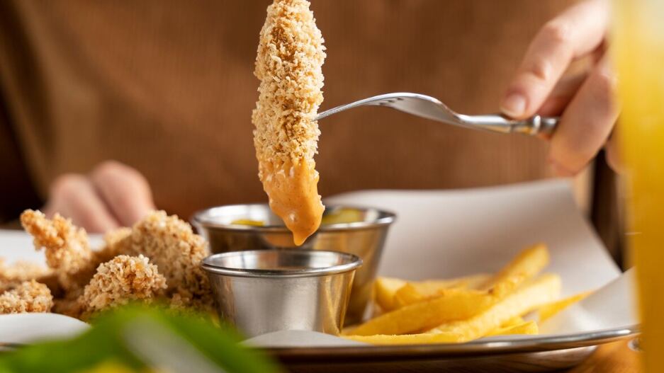 Adulto joven disfrutando de la comida