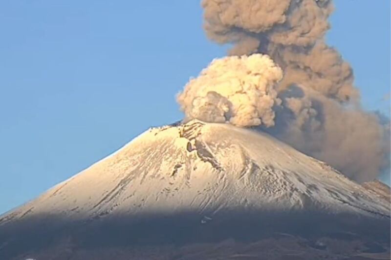Explosión del volcán Popocatépetl podría provocar caída de ceniza en CDMX.