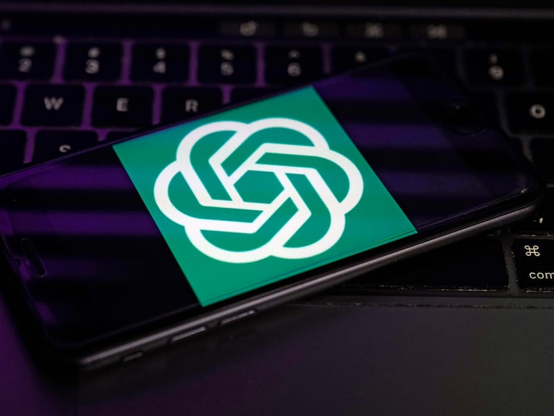 El salto al hardware cognitivo: ChatGPT activa la “Memoria Permanente” y la edición visual simplificada