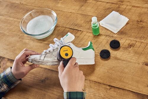 Philips lanza este maravilloso cepillo limpiador de zapatillas que cambiará para siempre la vida de tus calzados