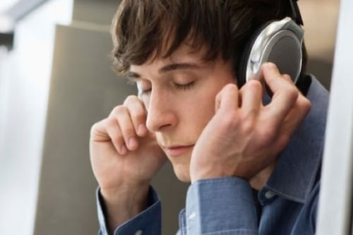 Según la ciencia, esta es la razón del por qué se escucha música melancólica cuando se está triste