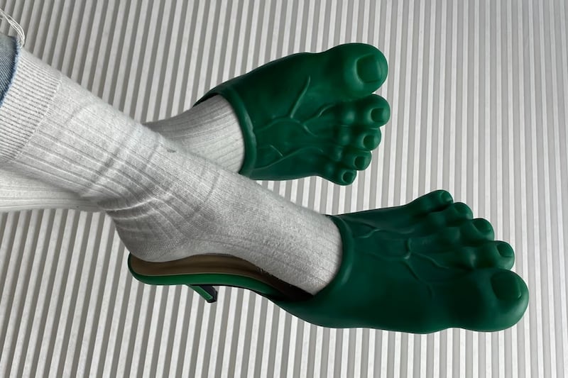 Zapatos de tacón con la forma de los pies de Hulk