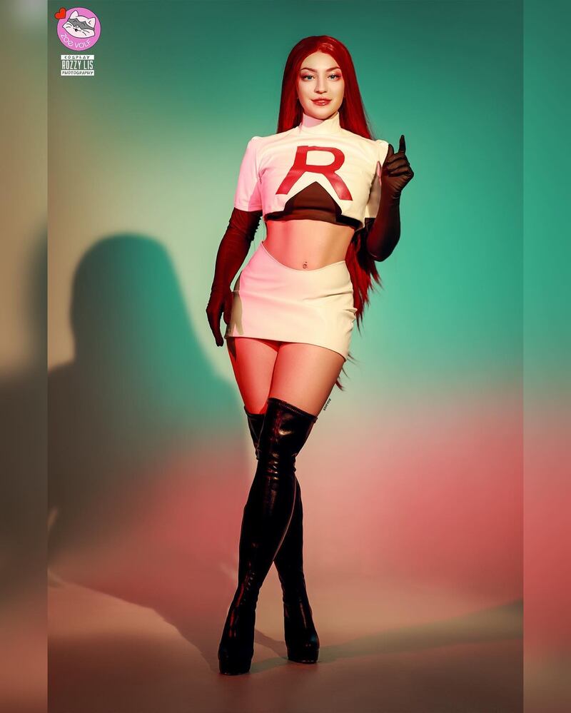 Nuestros recuerdos de infancia se ven sacudidos con un inquietante cosplay de Pokémon en honor a Jessie del Equipo Rocket.