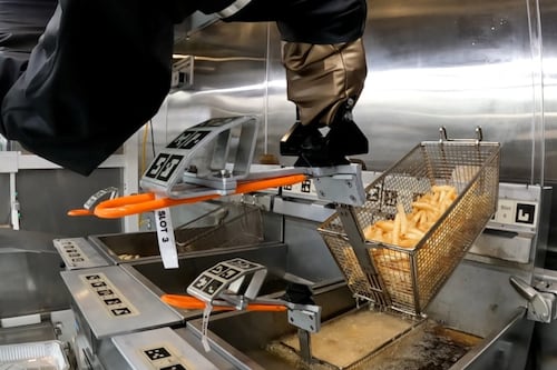 Inteligencia Artificial para hacer deliciosas papas fritas: conoce a los robots que trabajan en las cocinas de Estados Unidos