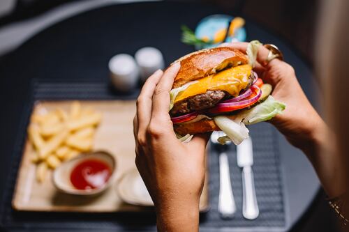 La hamburguesa cumple 125 años y así lo puedes celebrar gracias a las redes sociales y la IA