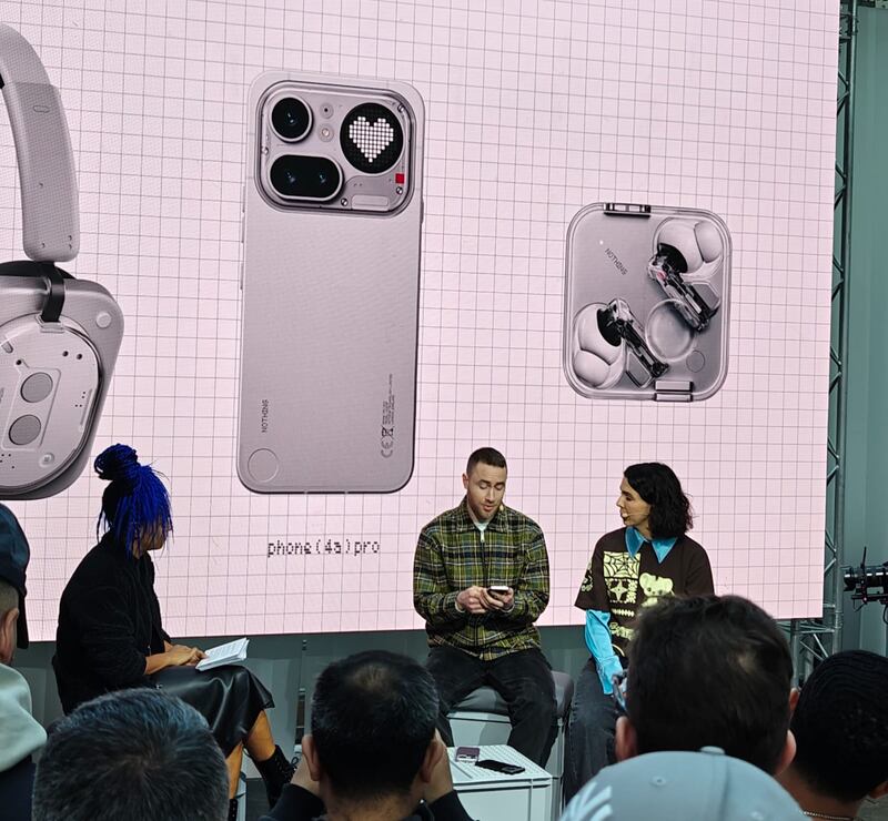 Charlie Smith, Chief Brand Officer de Nothing, explica cómo el diseño emocional, la colaboración con la comunidad y la cultura creativa están redefiniendo la forma en que interactuamos con la tecnología