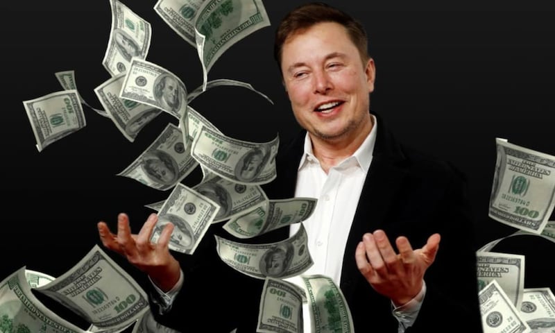 Elon Musk con mucho dinero / Archivo FW