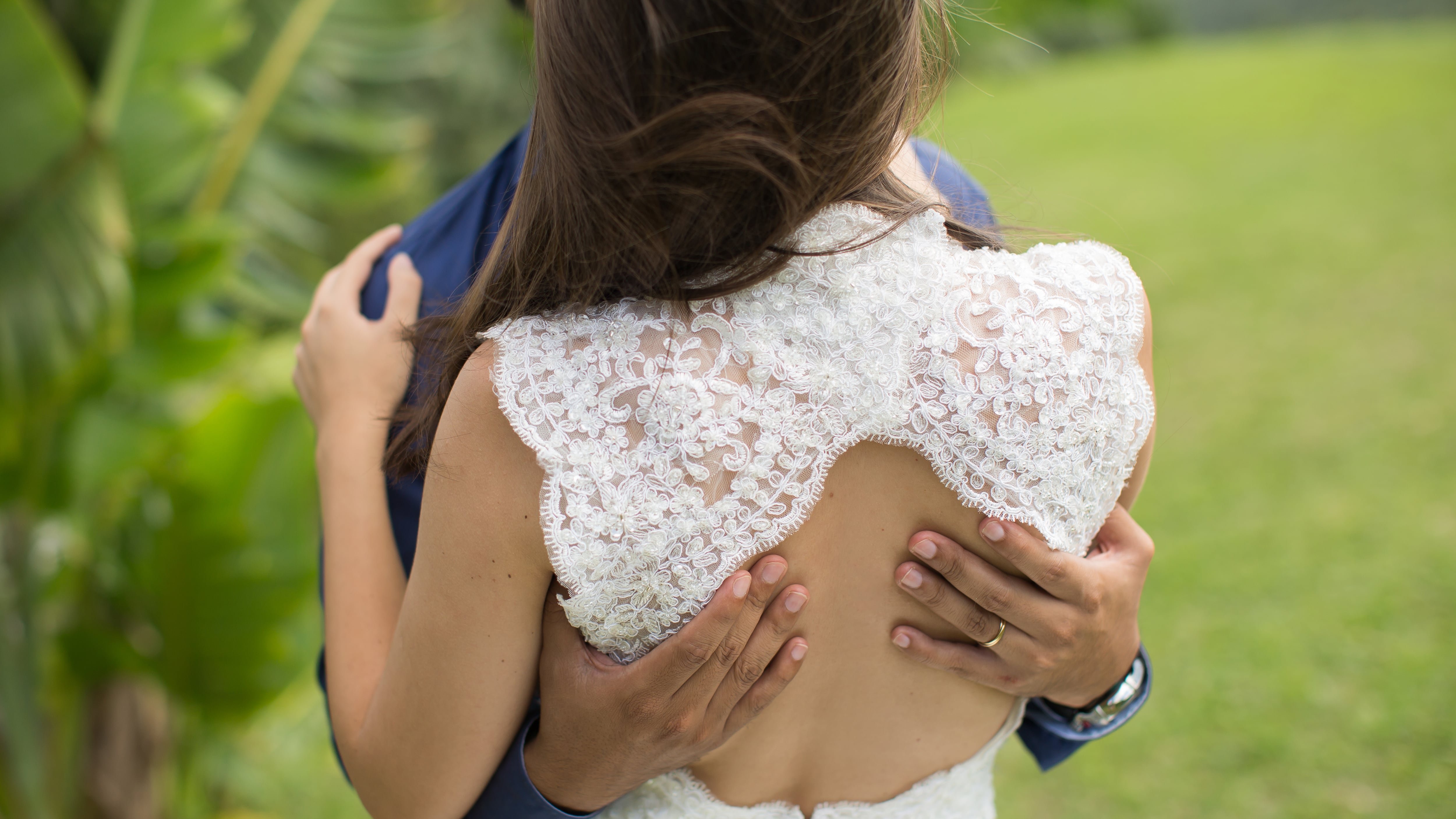 El novio abraza a la novia en la boda