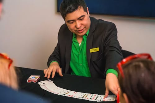 Biohacking fallido: Mago se implantó un chip para trucos, pero no puede usarlo por una falla de memoria