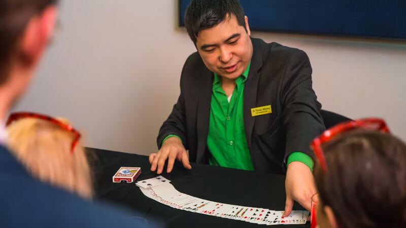 Biohacking fallido: Mago se implantó un chip para trucos, pero no puede usarlo por una falla de memoria