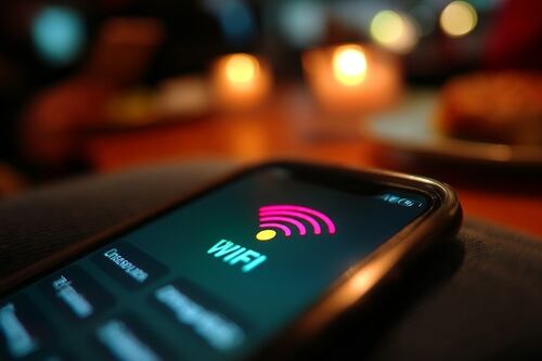 ¡Alerta máxima! Lo que NUNCA debes hacer con tu celular en un WiFi público: ¡Tu información está en riesgo!