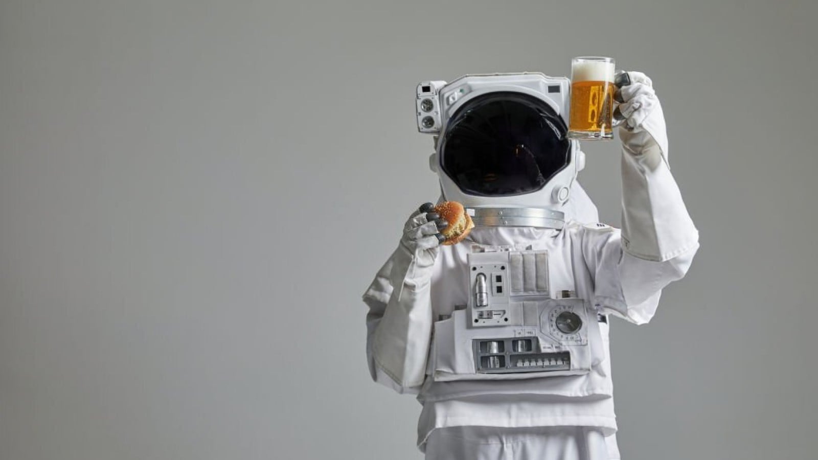 Astronauta con una bebida alcohólica