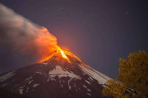 Chile: Volcán Villarrica presenta explosiones y material piroclástico