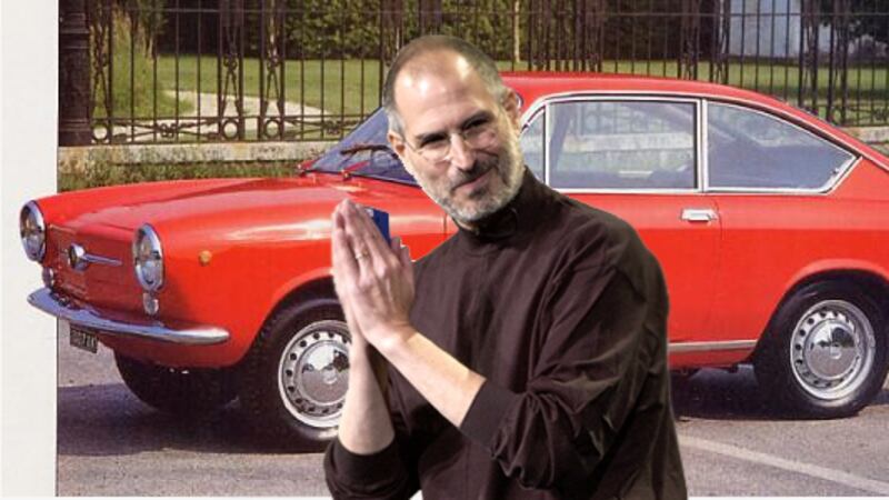 Repasamos una de las anécdotas más oscuras en la vida de Steve Jobs: cuando casi muere incendiado en su coche favorito.