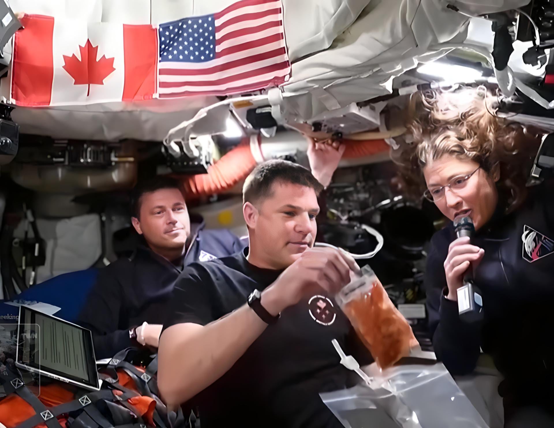 Captura de vídeo de la NASA donde aparecen los astronautas Reid Wiseman (i), Jeremy Hansen (c), y Christina Koch, mostrando los alimentos que consumen a bordo de la nave Orion de la misión lunar Artemis II. Un bote de Nutella, que se escapó y flotó dentro de la nave Orión en plena trasmisión, y demostraciones de qué comen los astronautas y cómo preparan sus comidas se han convertido en momentos icónicos de la misión lunar Artemis II, que este martes comenzó el proceso de retorno a la Tierra. EFE/NASA