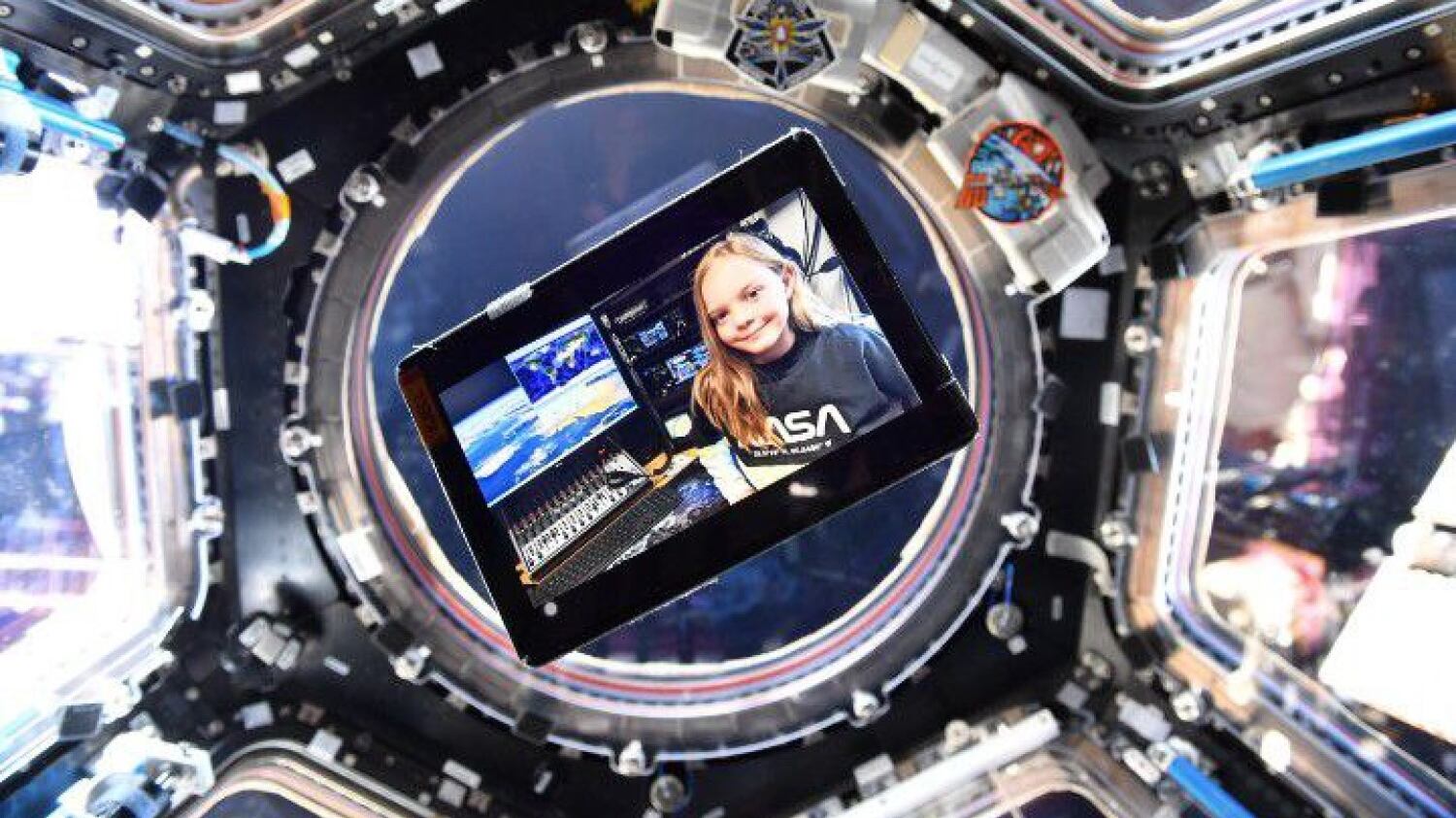 La niña en la tableta del astronauta Lindgren en la Estación Espacial Internacional.