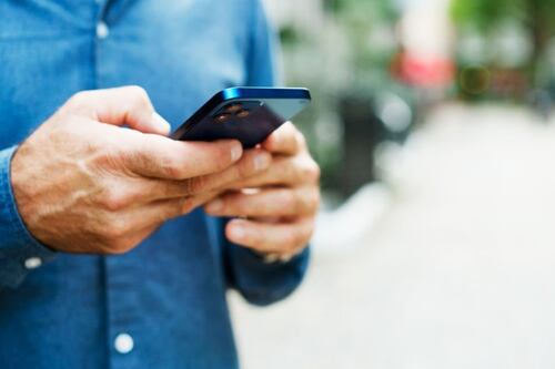 Golpe a los fabricantes: las baterías de los celulares deben ser extraíbles para 2027