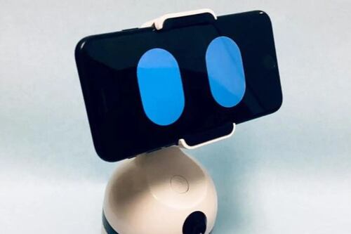 Adolescente de 12 años inventa el primer robot con IA diseñado para acompañar a las personas solitarias