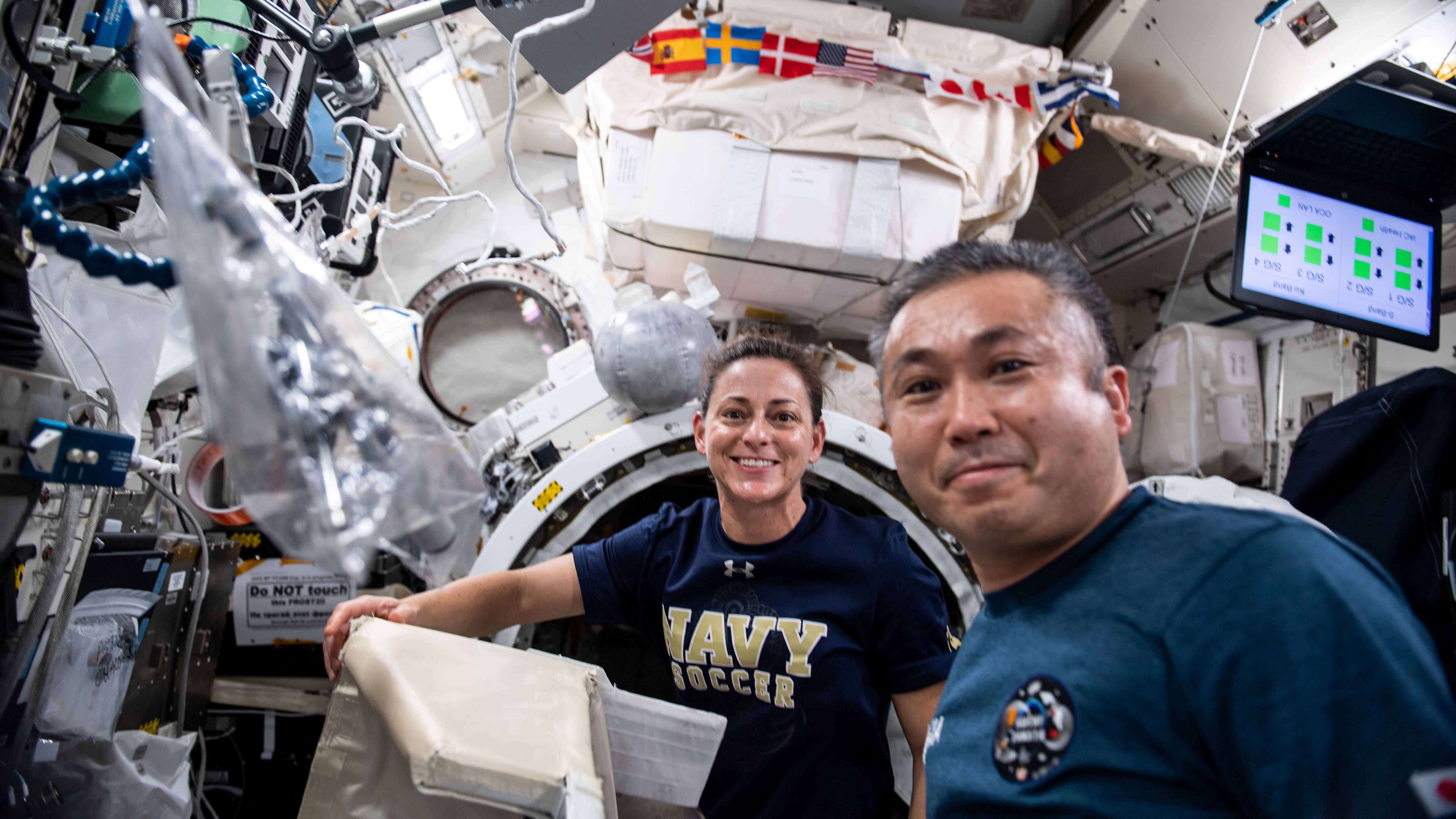 Nicole Mann y Koichi Wakata