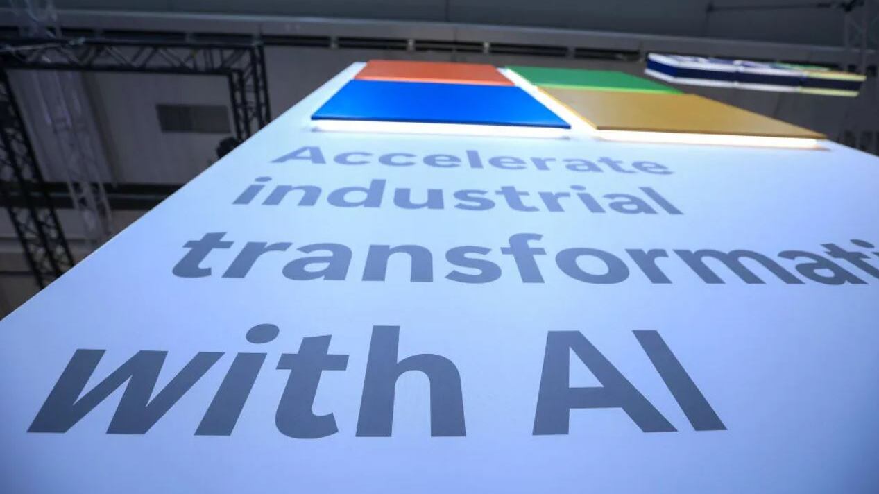 "Acelerar la transformación industrial con IA" Eslogan de Microsoft en la Feria de Hannover Messe 2024. | Foto: Getty Images