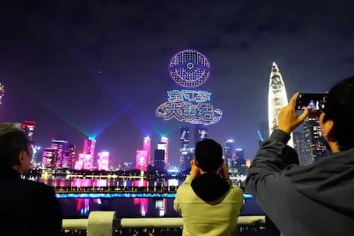 El espectacular juego de luces que hace formas gigantes de Pokémon en el cielo con miles de drones en China