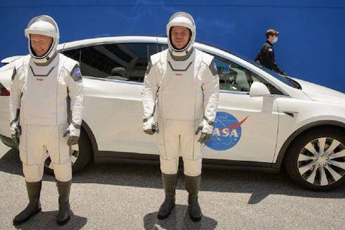 Giorgio Tsoukalos sobre los trajes del SpaceX: Se ven un poco tontos, parecen un producto de Apple