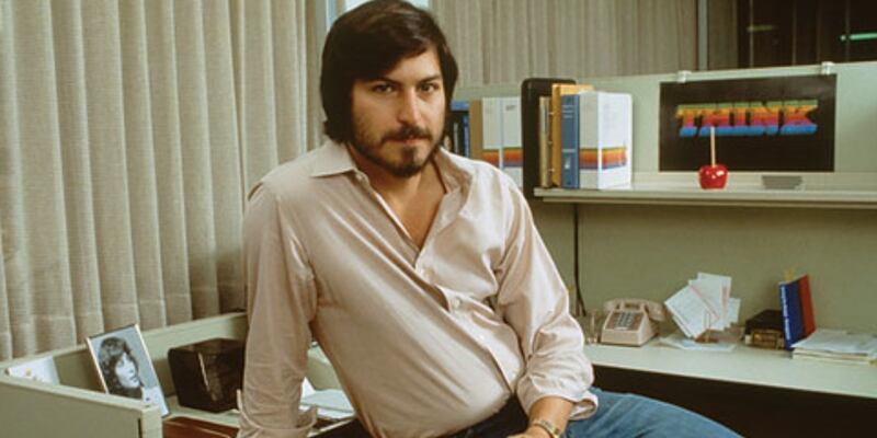 ¿Alguna vez se han imaginado cómo olía Steve Jobs? Su biografía oficial aborda ese tema en su fase de Atari antes de fundar Apple.