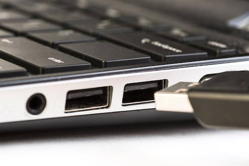 Deja de hacerlo: Por qué un Hub USB no es lo mismo que un replicador de puertos (y por qué podrías estar dañando tu PC)