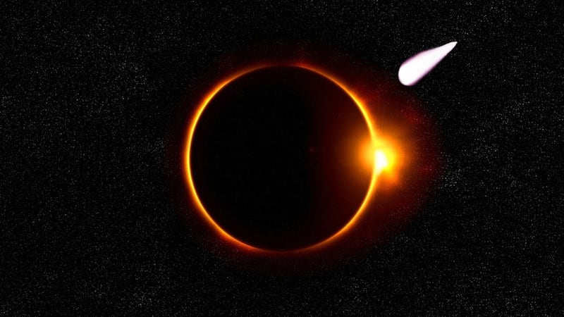 Eclipse total de Sol y cometa