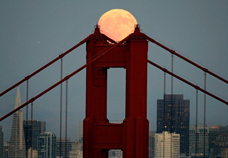 Luna de Esturión sobre el puente del Golden Gate, en Estados Unidos. Es uno de los eventos de la Astronomía más destacados en el mes de agosto.