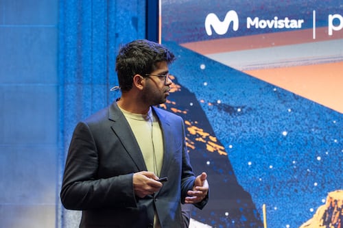 Tener una novia hecha con IA te puede derretir el cerebro, dice el CEO de Perplexity