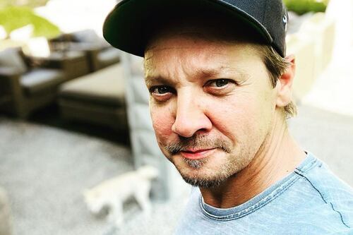 Jeremy Renner regresa al mismo lugar del accidente que casi le quita la vida y dice que está listo para actuar