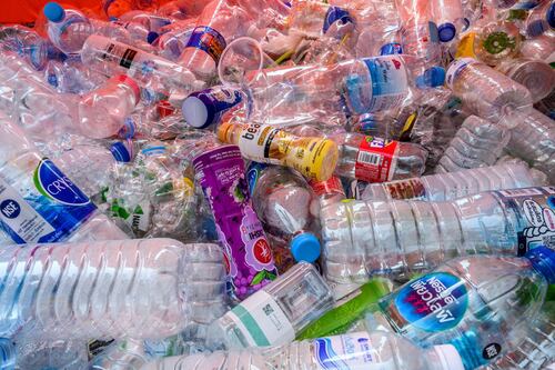 Fabrican un “plástico vivo” que se desintegra cuando lo tiras a la basura