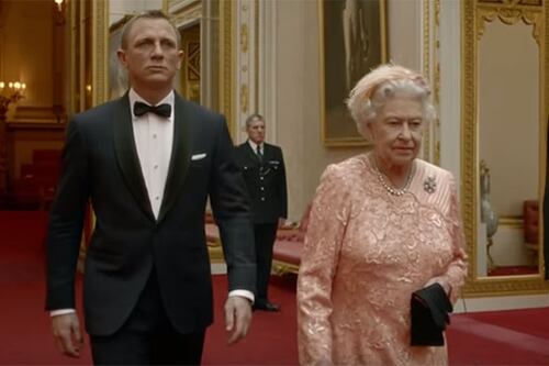 Reina Isabel II tiene su propio Funko y saltó con James Bond por los aires: sus momentos geek