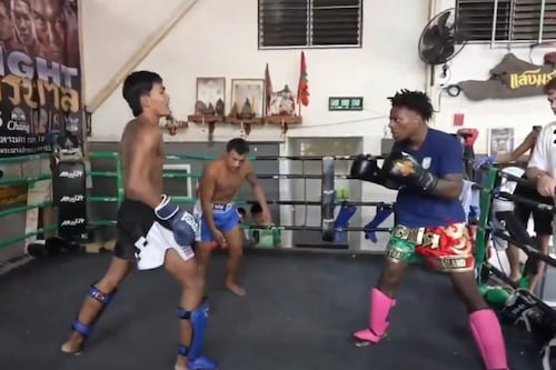 La travesía de Speed en Tailandia se pone rara después de subir al ring para enfrentar a un peleador profesional