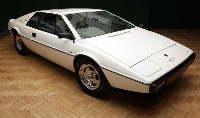 La empresa Perry Oceanographics hizo un modelo anfibio del Lotus Esprit y dos convencionales. Elon Musk compró el anfibio.
