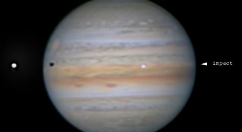 Un misterioso objeto se estrelló contra Júpiter, lo que provocó un destello de luz brillante.