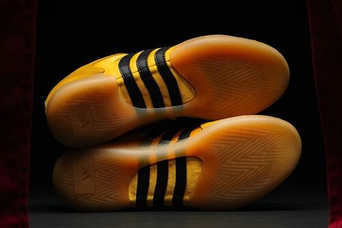 Salieron las Bad Bunny x adidas Ballerina Bold Gold y el mismo reggaetonero las promociona en un partido de la NBA